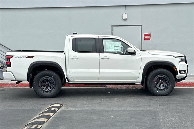 2025 Nissan Frontier PRO-4X photo 2