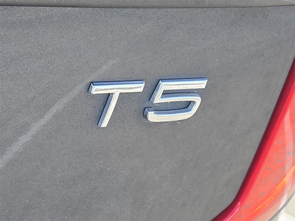 2022 Volvo XC90 T5 Momentum Gray at DeMontrond Auto Country