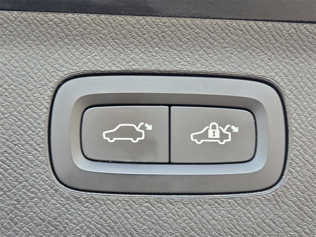 2022 Volvo XC90 T5 Momentum Gray at DeMontrond Auto Country