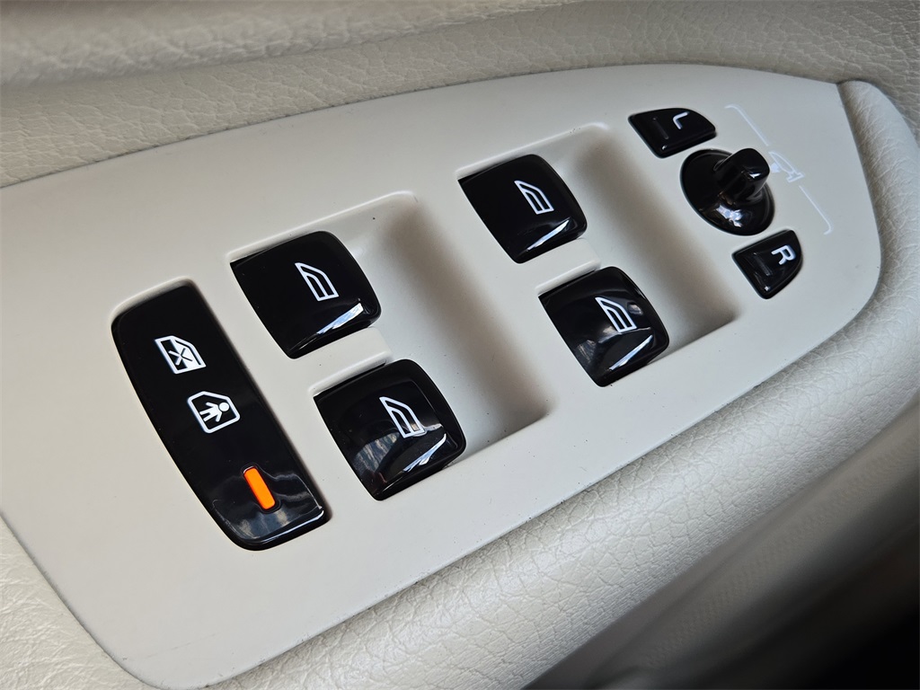 2022 Volvo XC90 T5 Momentum Gray at DeMontrond Auto Country