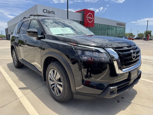 2025 Nissan Pathfinder SV's photo