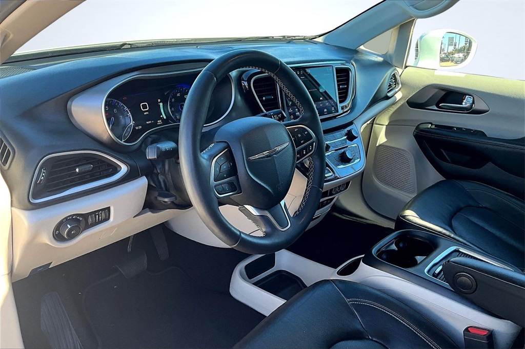 2022 Chrysler Pacifica Touring L White at AutoSavvy Houston Southwest