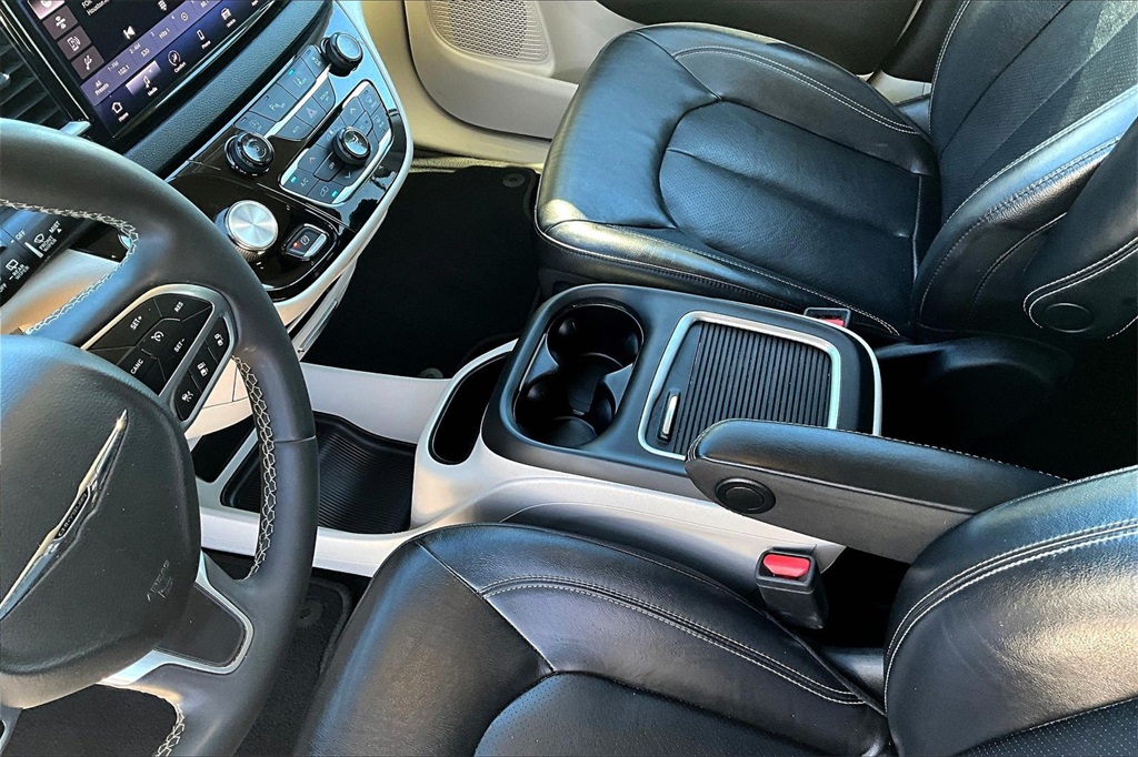 2022 Chrysler Pacifica Touring L White at AutoSavvy Houston Southwest