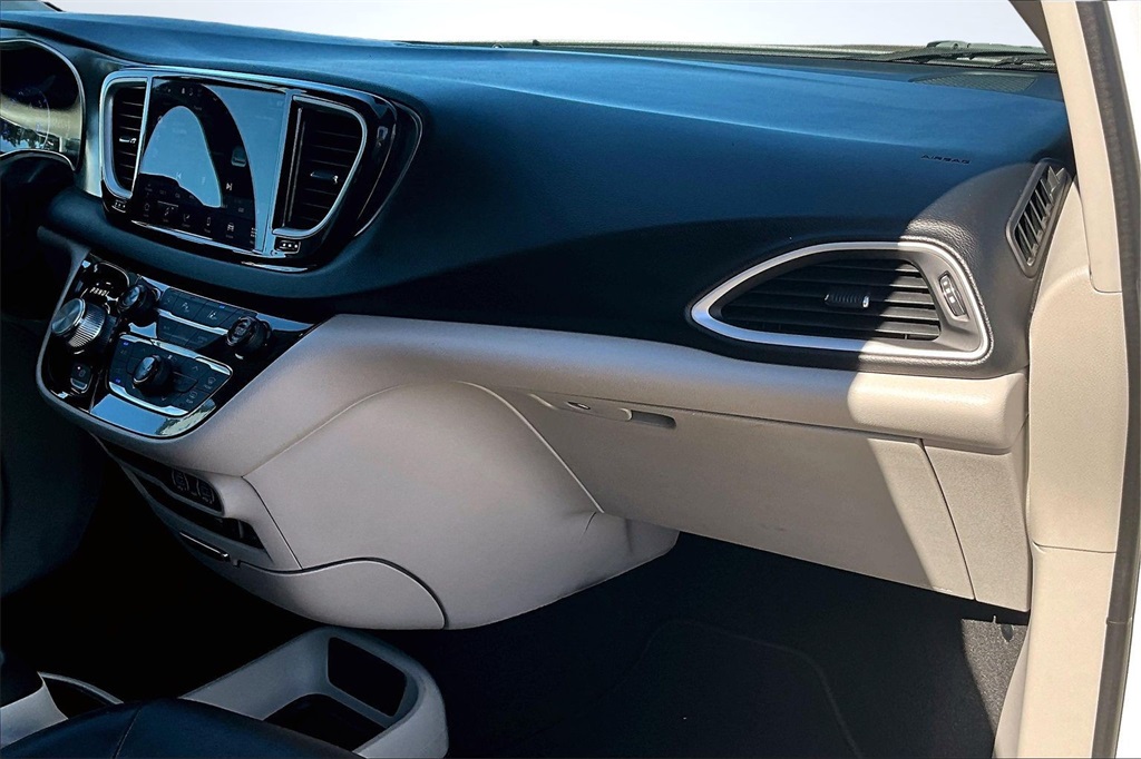 2022 Chrysler Pacifica Touring L White at AutoSavvy Houston Southwest