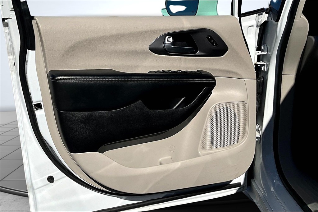 2022 Chrysler Pacifica Touring L White at AutoSavvy Houston Southwest