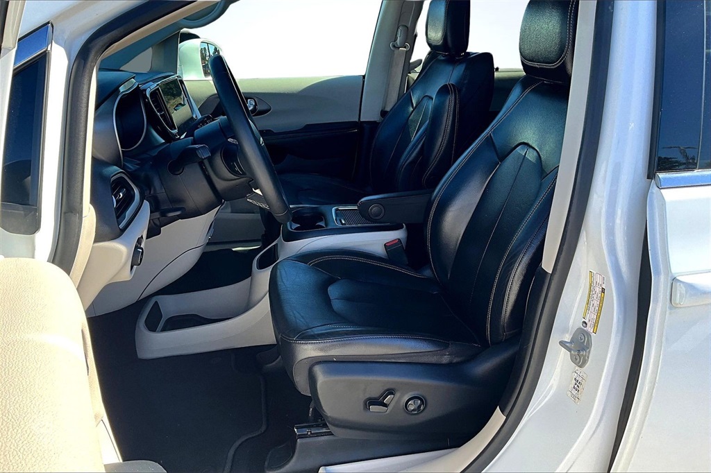 2022 Chrysler Pacifica Touring L White at AutoSavvy Houston Southwest