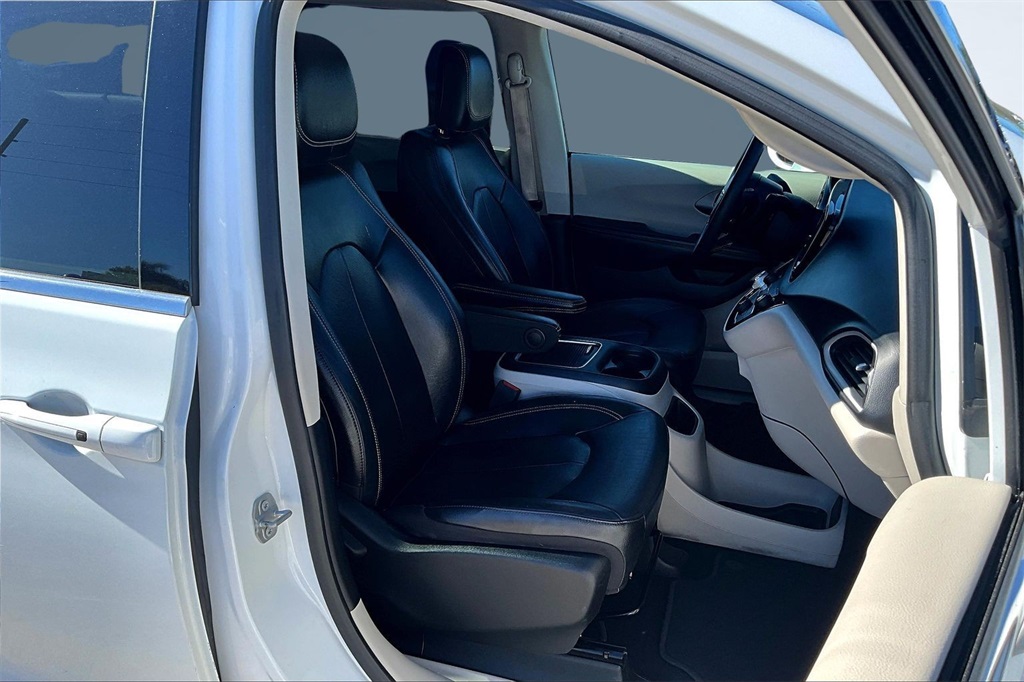 2022 Chrysler Pacifica Touring L White at AutoSavvy Houston Southwest