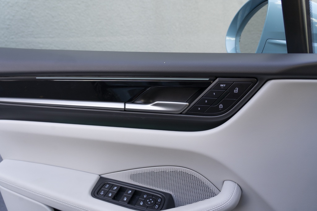 2025 Porsche Macan Electric 4S - Photo 13