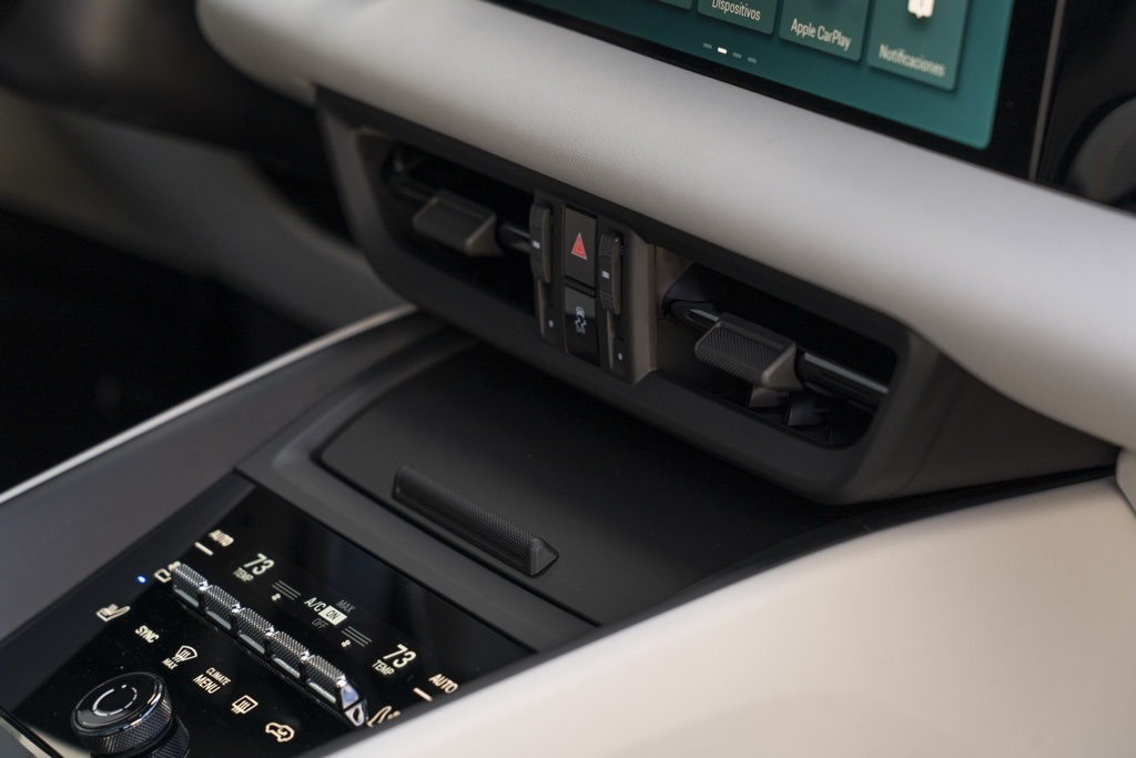 2025 Porsche Macan Electric 4S - Photo 31