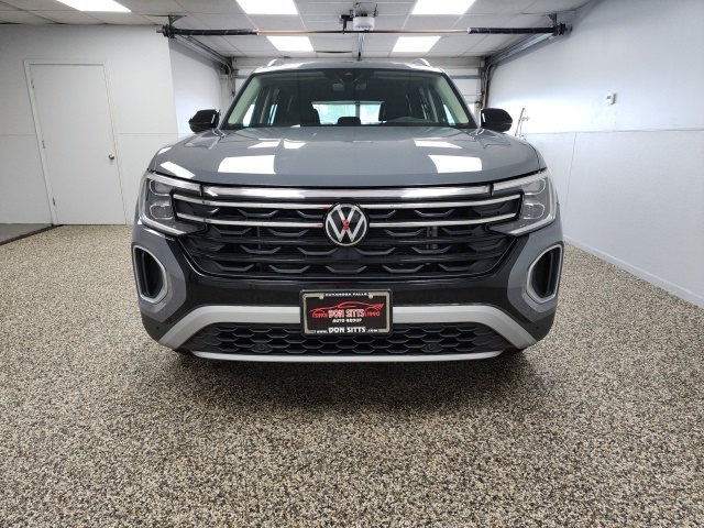 2024 Volkswagen Atlas Peak Edition SE Technology photo 2