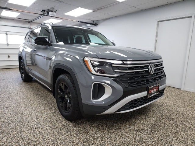 2024 Volkswagen Atlas Peak Edition SE Technology photo 3