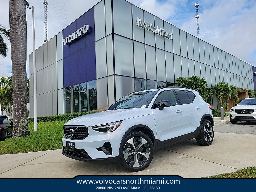 2025 Volvo XC40 B5 Plus Dark Theme