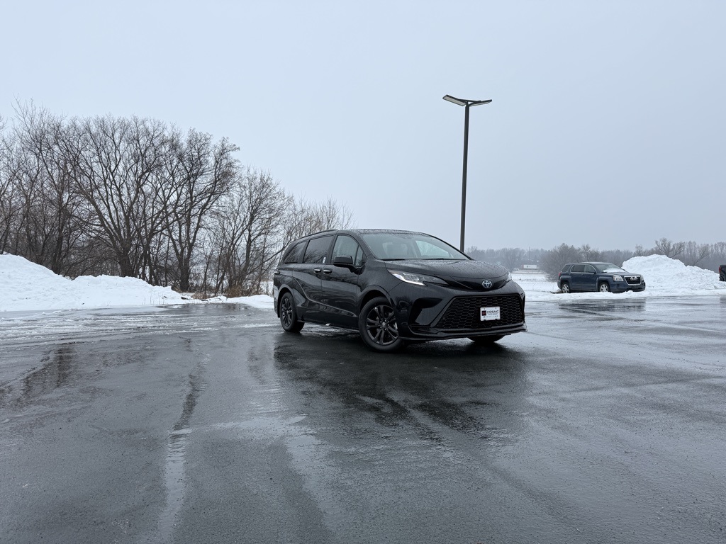 2025 Toyota Sienna LE's photo
