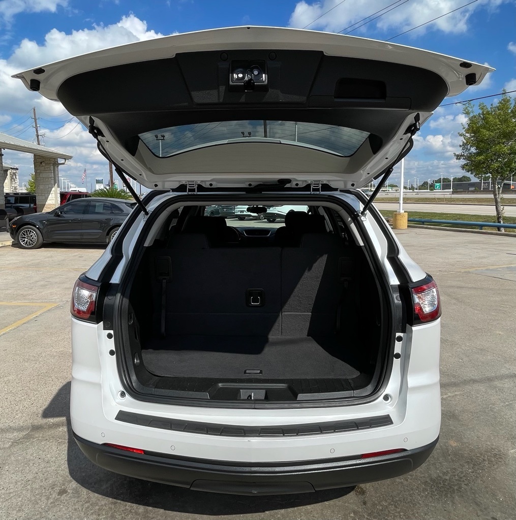 2017 Chevrolet Traverse LT White at Bravo Nissan