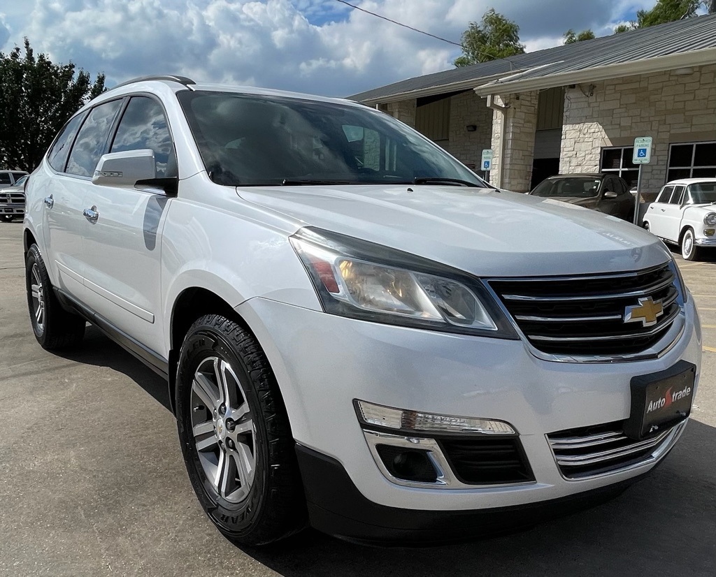 2017 Chevrolet Traverse LT White at Bravo Nissan