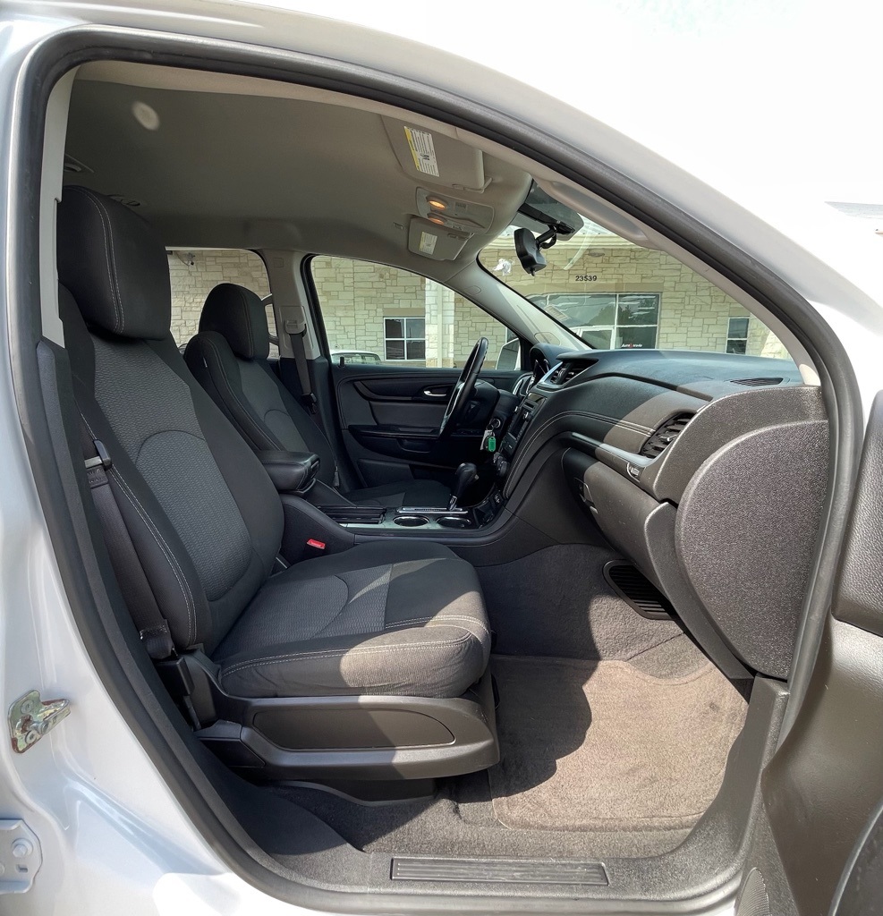 2017 Chevrolet Traverse LT White at Bravo Nissan