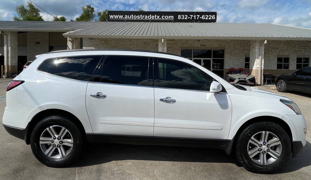 2017 Chevrolet Traverse LT White at Bravo Nissan