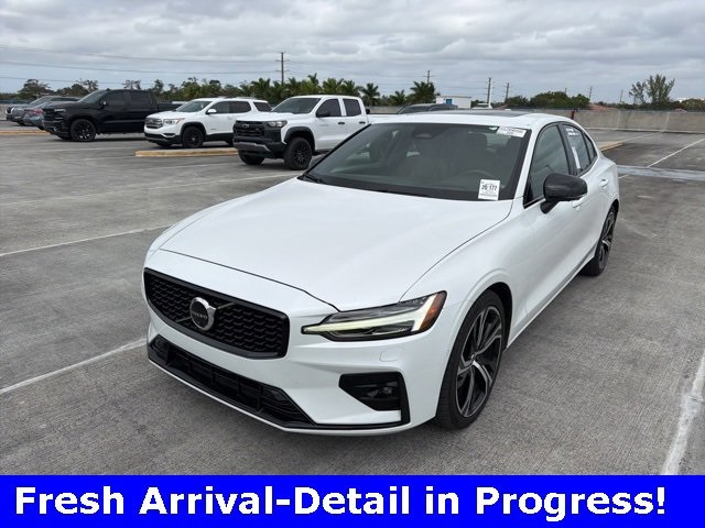 2024 Volvo S60 B5 Ultimate Dark Theme AWD