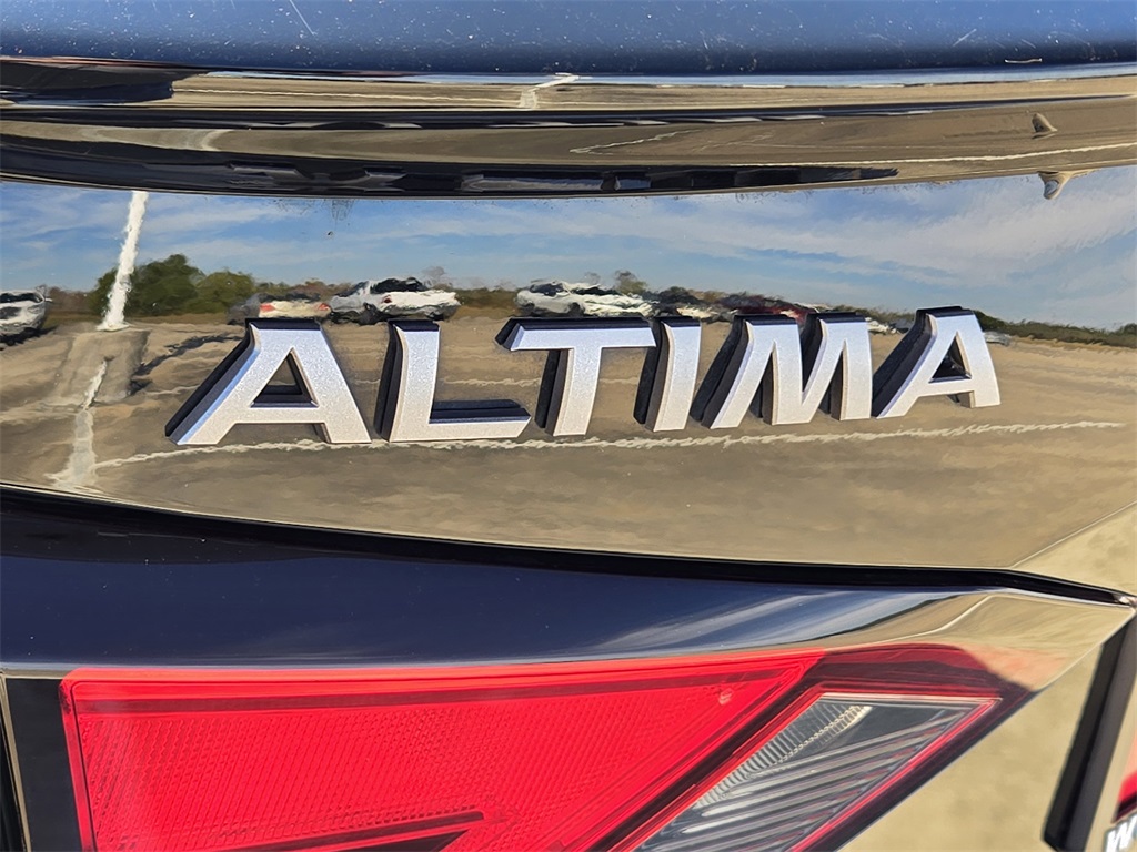 2023 Nissan Altima 2.0 SR Black at Central Houston Nissan
