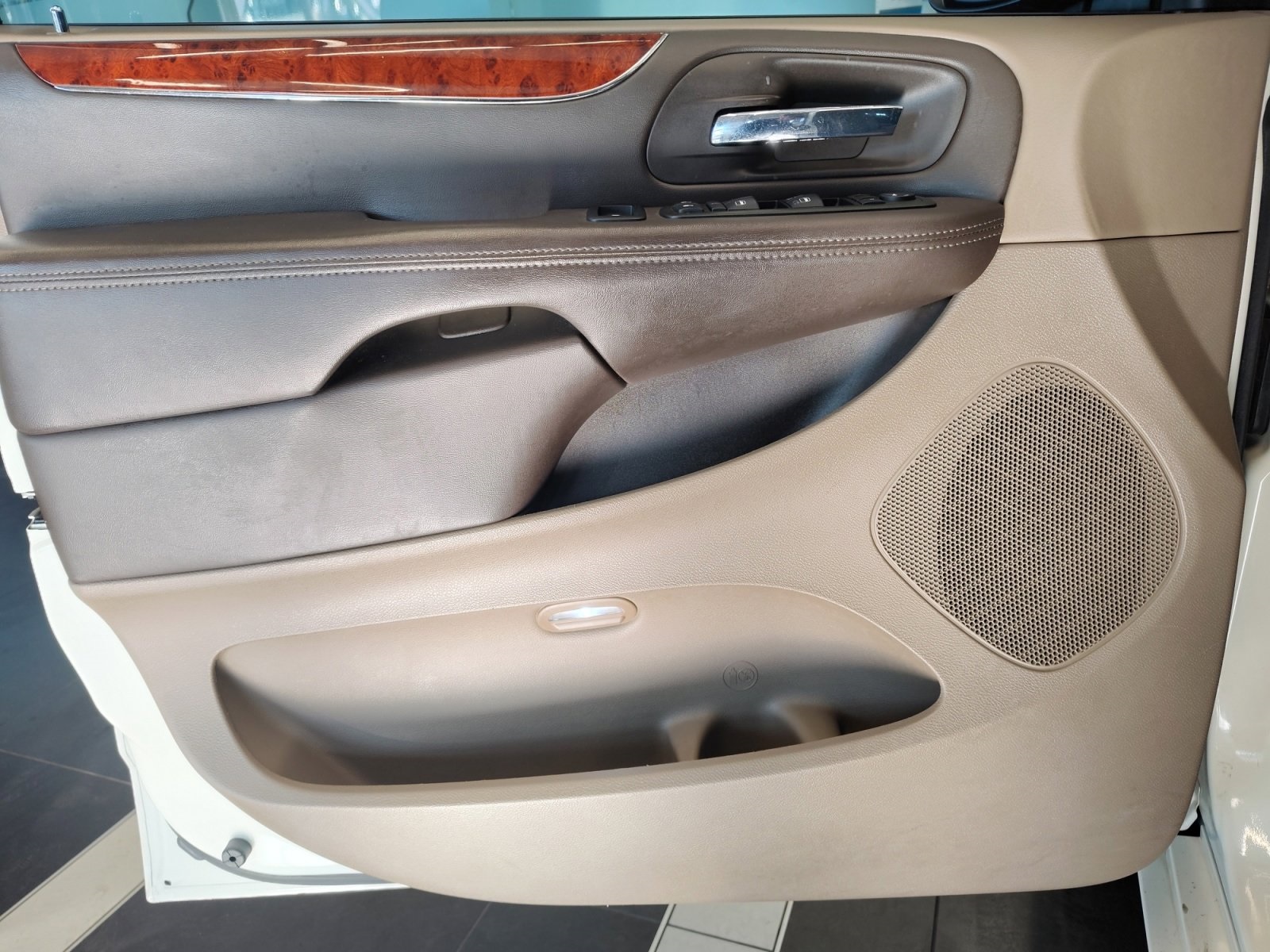 Used Car 2013 Chrysler Town & Country  Touring-l For Sale Under $10,000 In San Antonio, Texas