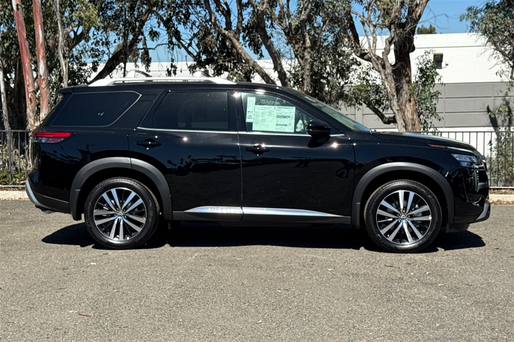 2025 Nissan Pathfinder Platinum photo 2