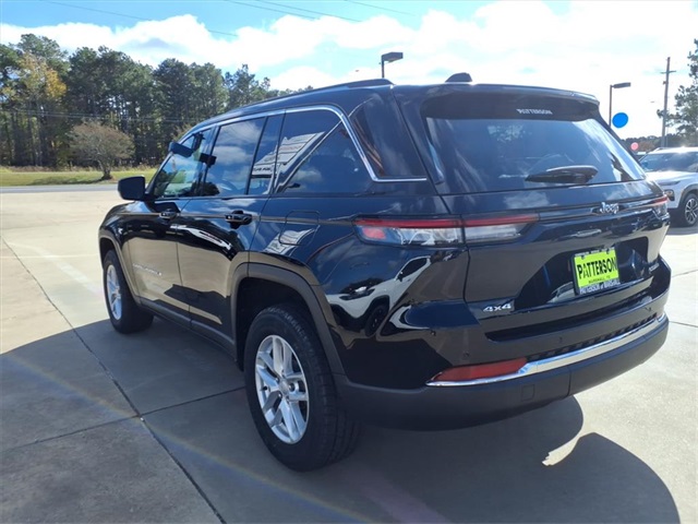 2023 Jeep Grand Cherokee Laredo photo 4