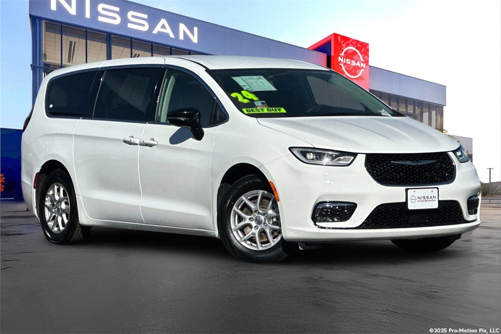 2024 Chrysler Pacifica Touring L's photo