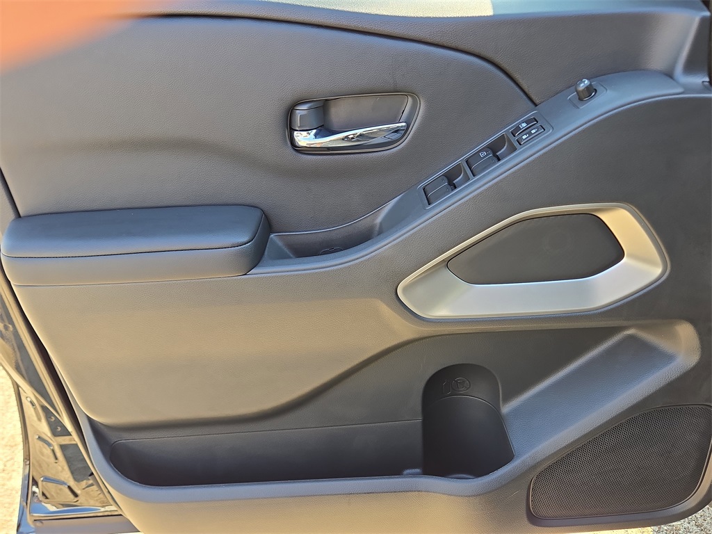 2025 Nissan Frontier SV photo 14