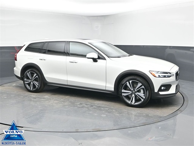 2025 Volvo V60 Cross Country B5 Plus AWD