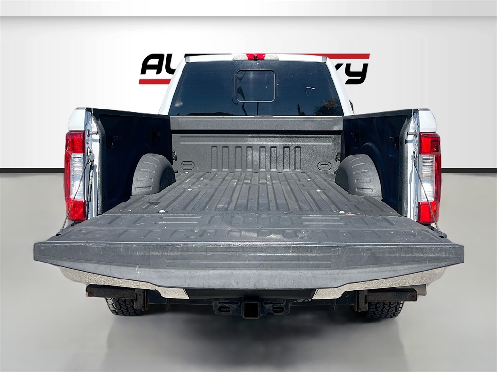 2017 Ford F-250SD Lariat White at Autostrade