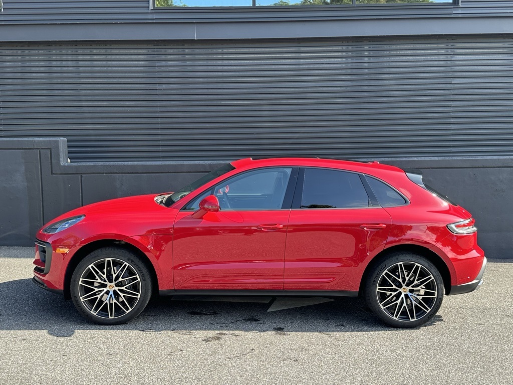 2025 Porsche Macan photo 2