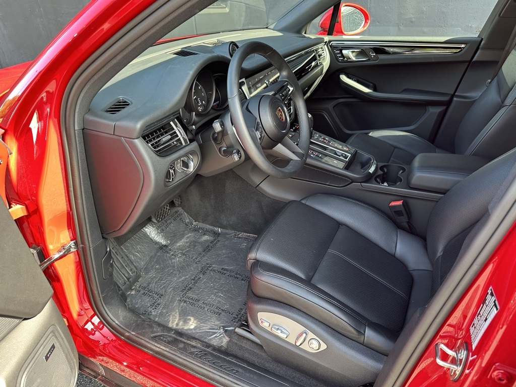 2025 Porsche Macan photo 4