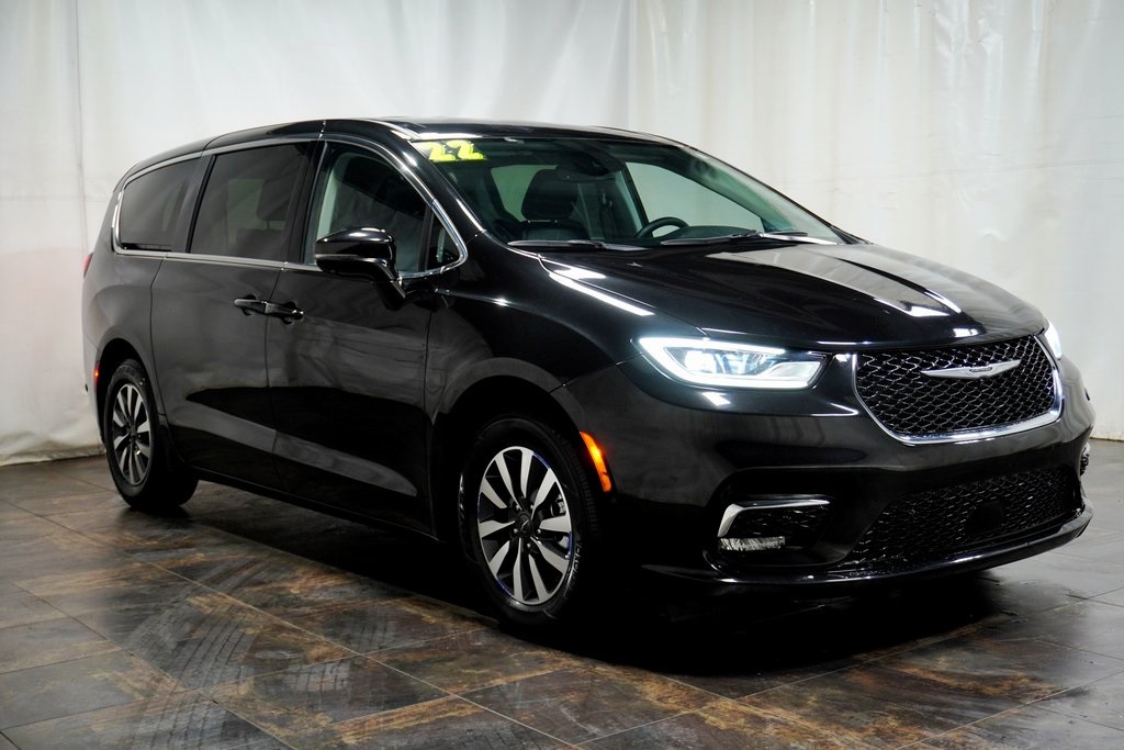 2022 Chrysler Pacifica Hybrid Touring L FWD