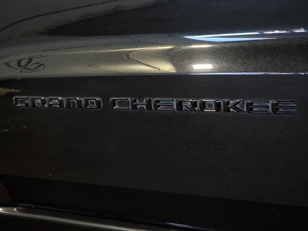 Thumbnail: 2015 Jeep Grand Cherokee - 11