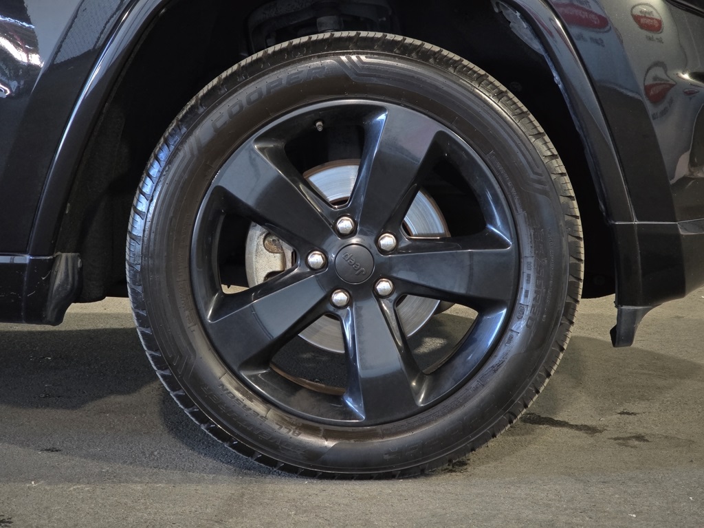 Thumbnail: 2015 Jeep Grand Cherokee - 4