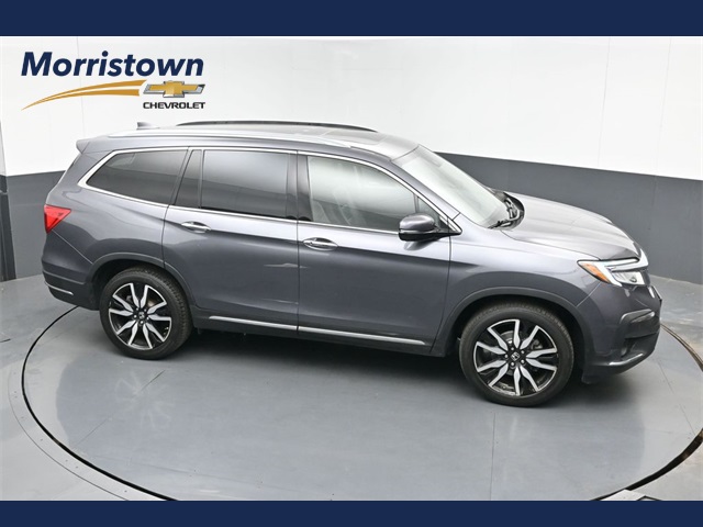 2022 Honda Pilot Touring AWD with Rear Captain's Chairs
