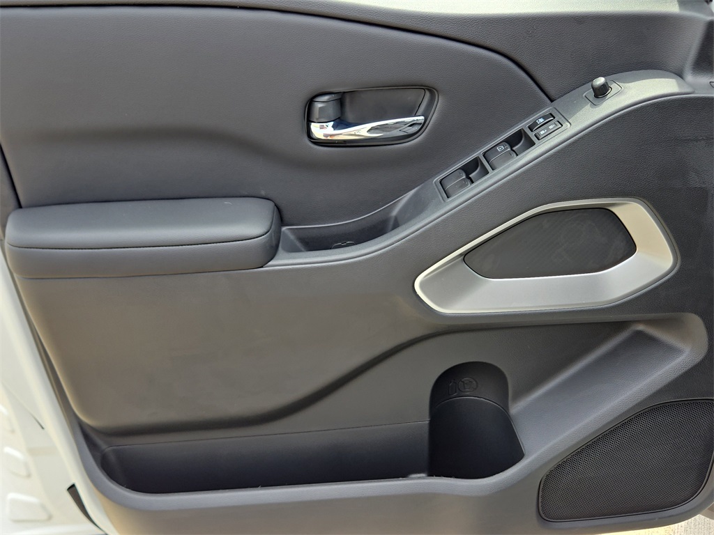 2025 Nissan Frontier SV photo 14