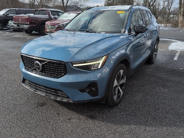 2023 Volvo XC40 B5 Plus Dark Theme AWD