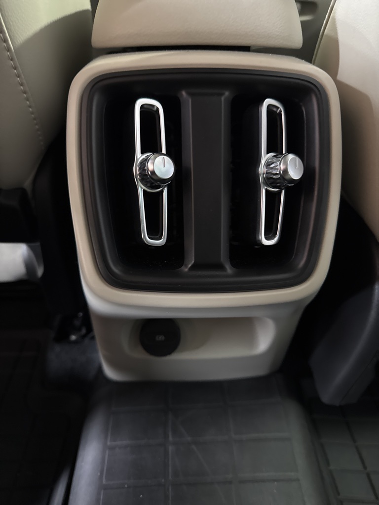 Thumbnail: 2020 Volvo XC40 - 22