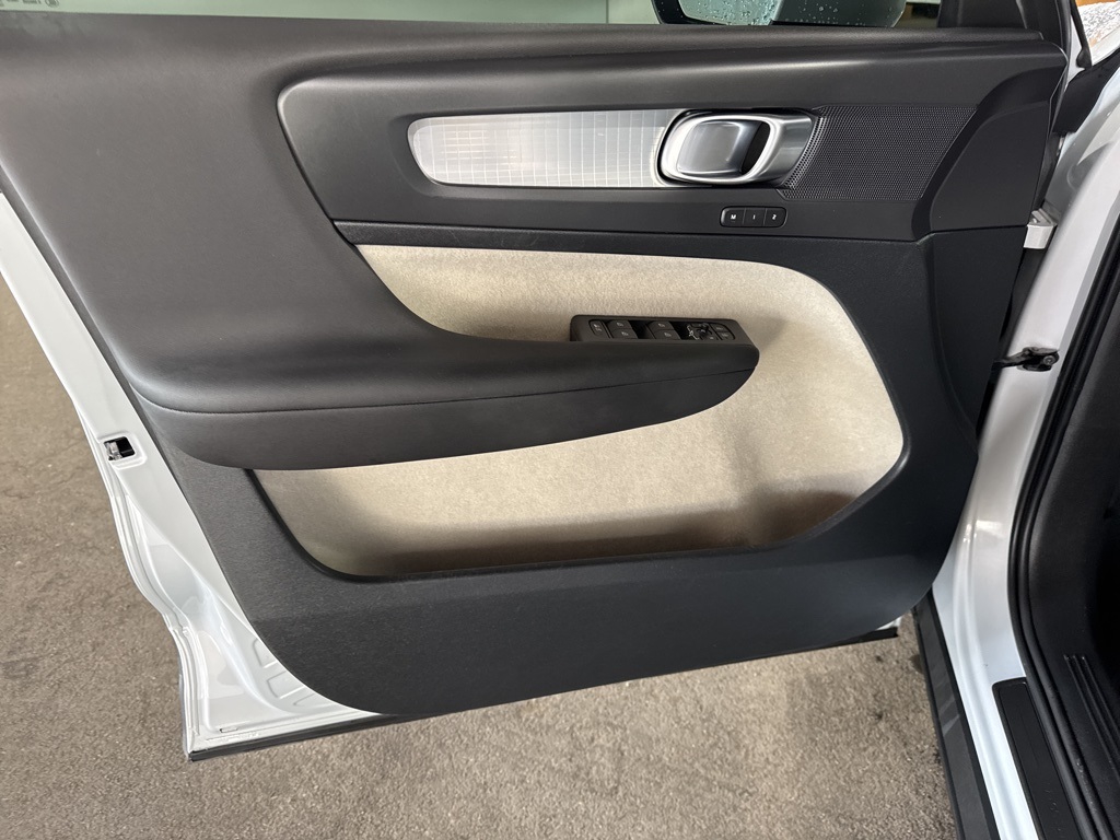 Thumbnail: 2020 Volvo XC40 - 24