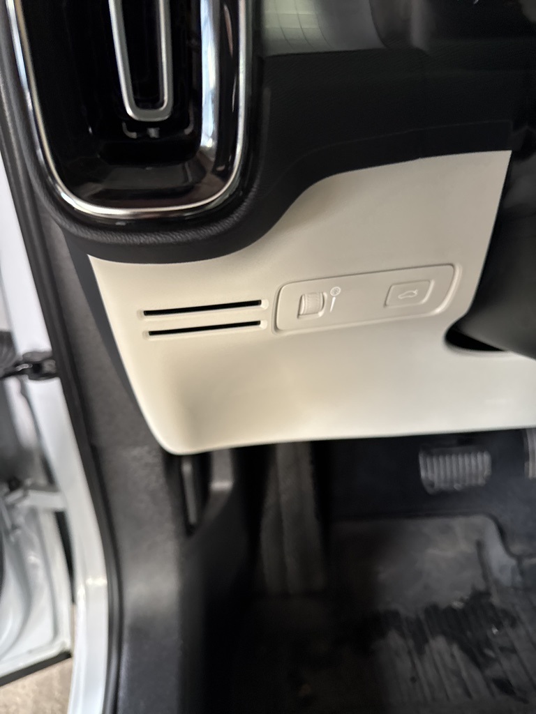 Thumbnail: 2020 Volvo XC40 - 28