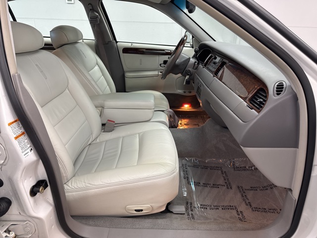 2002 Lincoln Town Car Signature photo 10