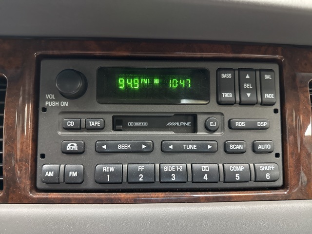 2002 Lincoln Town Car Signature photo 12