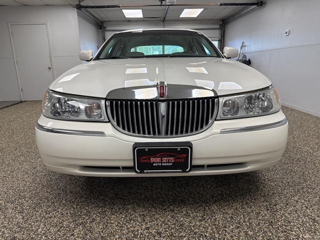 2002 Lincoln Town Car Signature photo 2