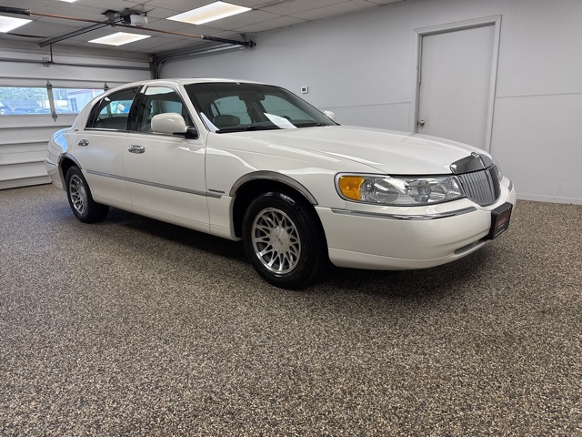 2002 Lincoln Town Car Signature photo 3