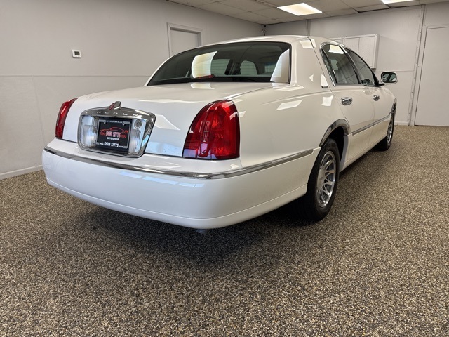 2002 Lincoln Town Car Signature photo 4