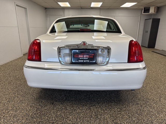 2002 Lincoln Town Car Signature photo 5