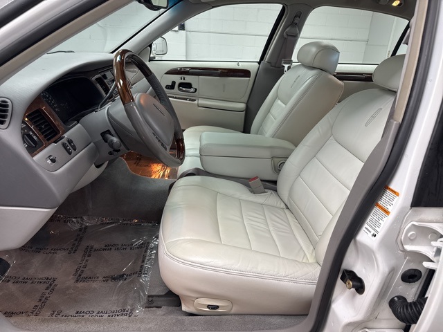 2002 Lincoln Town Car Signature photo 7