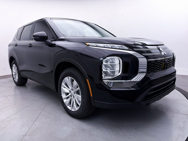 2025 Mitsubishi Outlander ES's photo