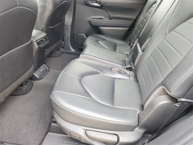 2022 Toyota Highlander XLE Silver at Don McGill Toyota